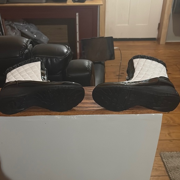 Khombu Women's Quilted Winter Boots - Black and White - Picture 4 of 5